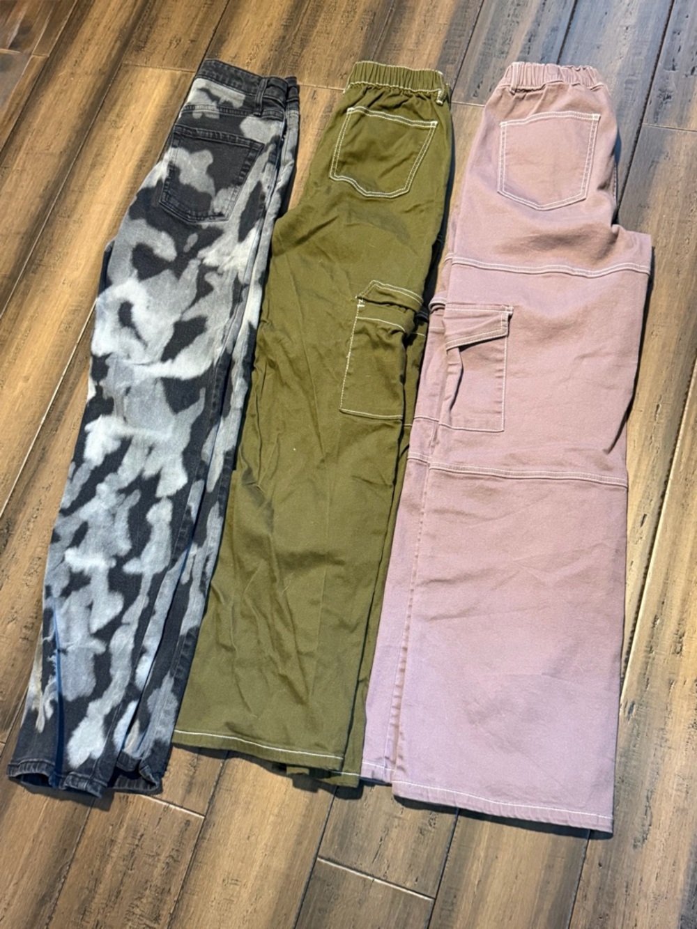 Lot of 3 extra small and small jeans.